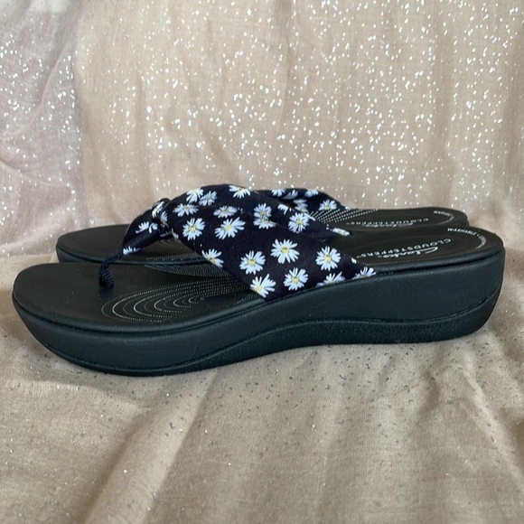 Brand New Clark’s Cloudsteppers Washable Cushioned Black White Daisy Sandals - Picture 7 of 16